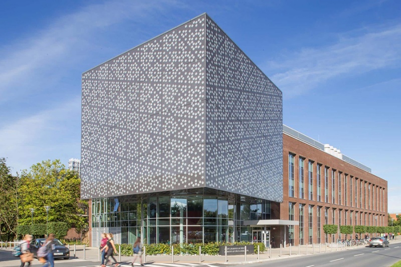 Limerick Egyetem Printelt Üveghomlokzat Egyedi Design Tökéletes Szimmetria