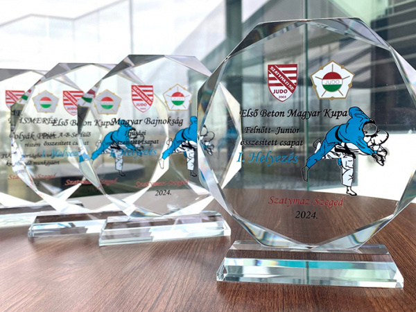 CE Glass üvegtrófeákkal díjazták a sportolókat